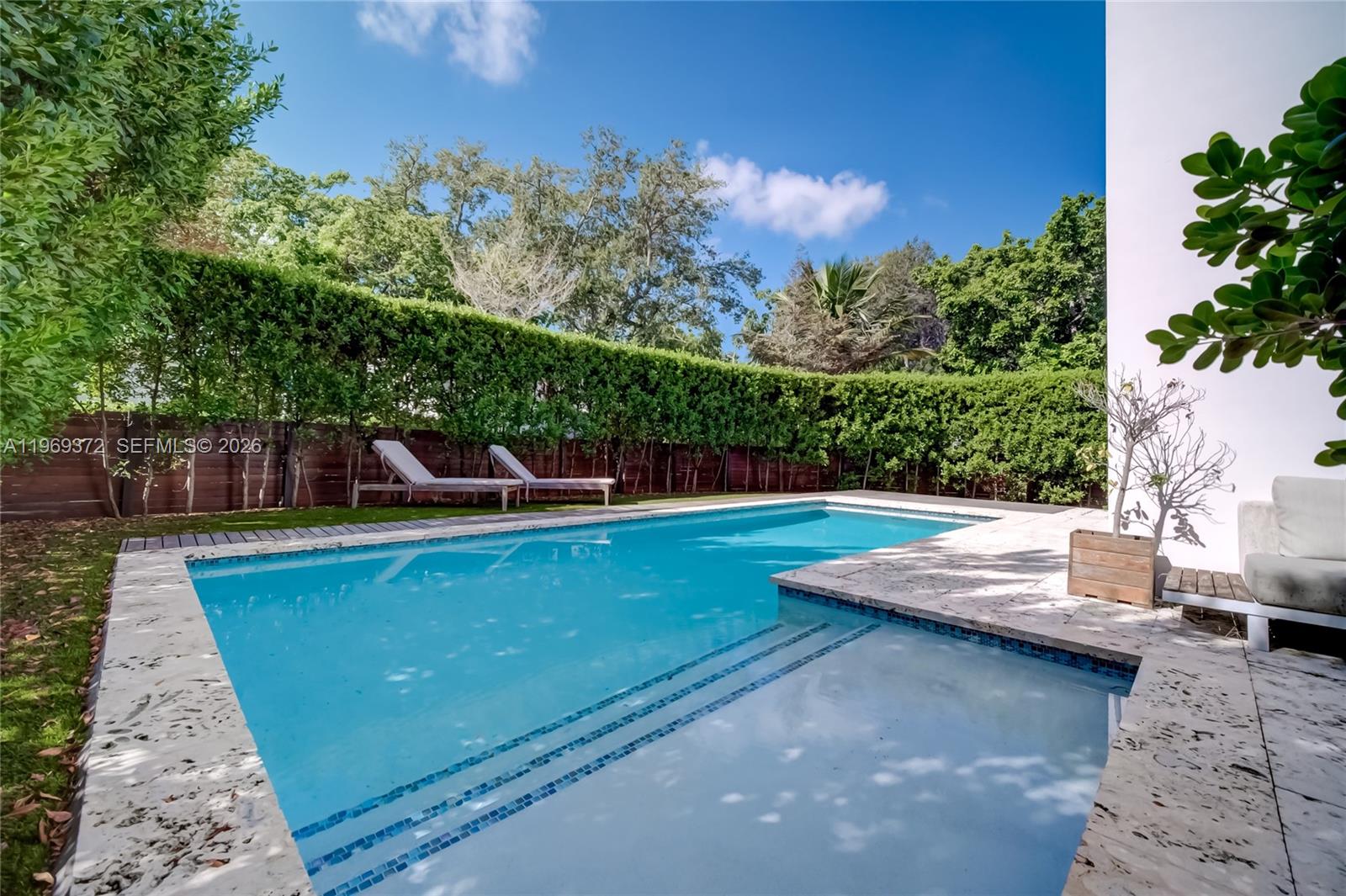 8600 EAST DIXIE - Residential Lease