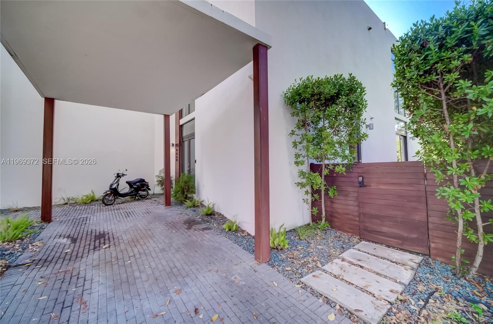 8600 EAST DIXIE - Residential Lease