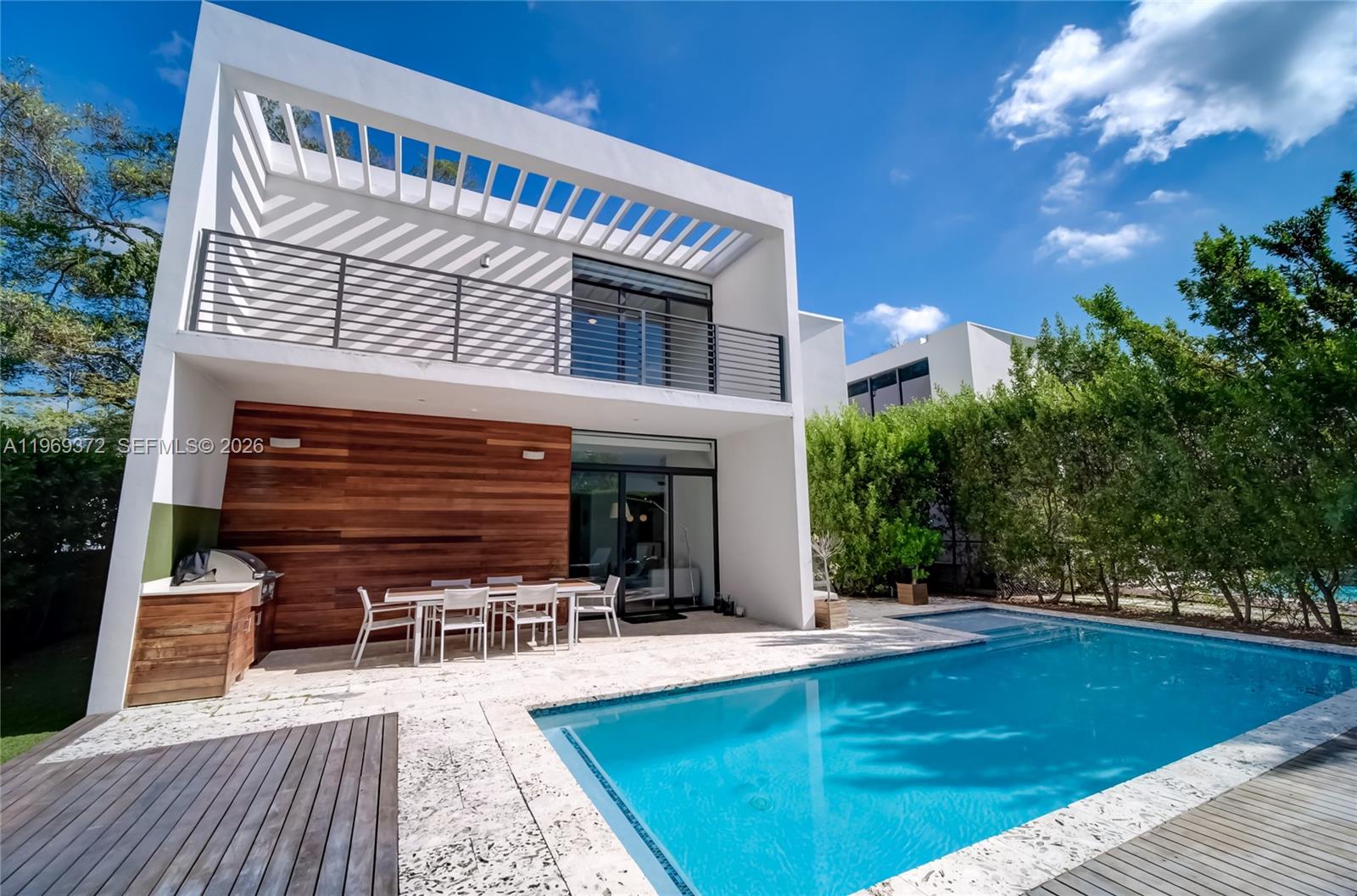 8600 EAST DIXIE - Residential Lease