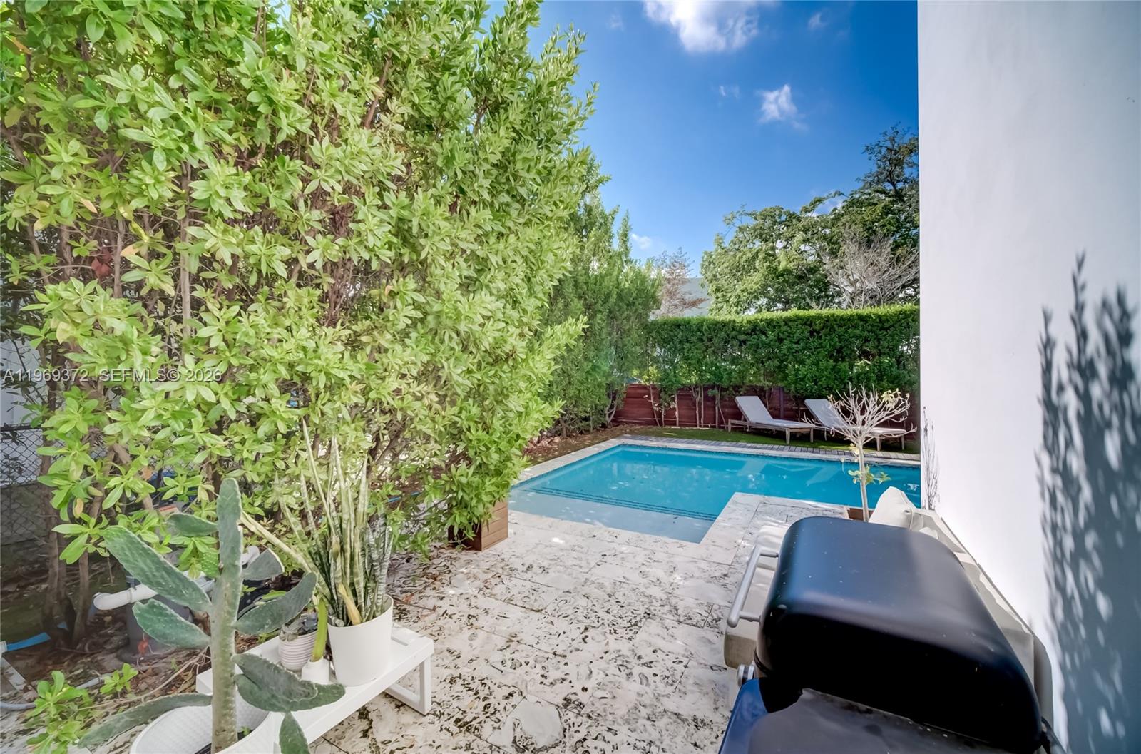 8600 EAST DIXIE - Residential Lease