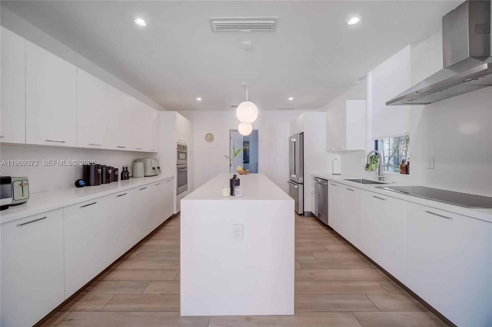 8600 EAST DIXIE - Residential Lease