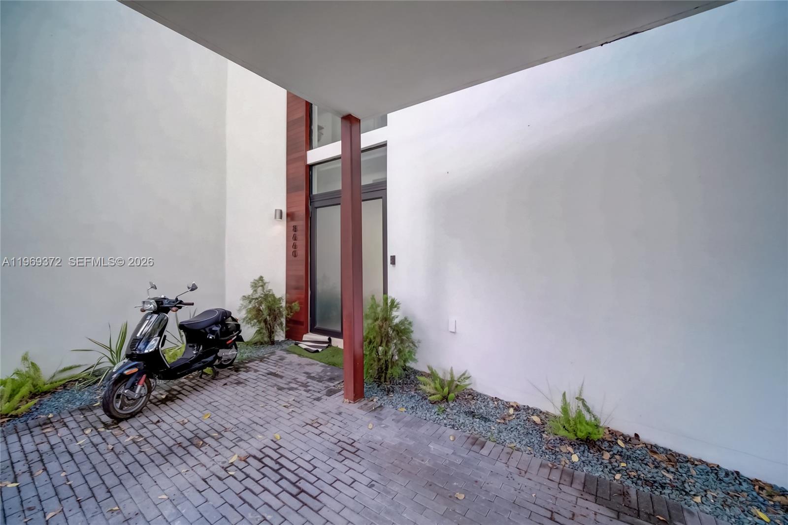 8600 EAST DIXIE - Residential Lease