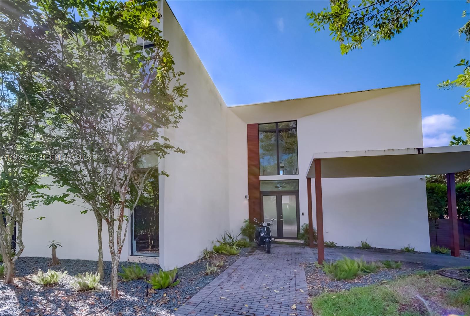 8600 EAST DIXIE - Residential Lease