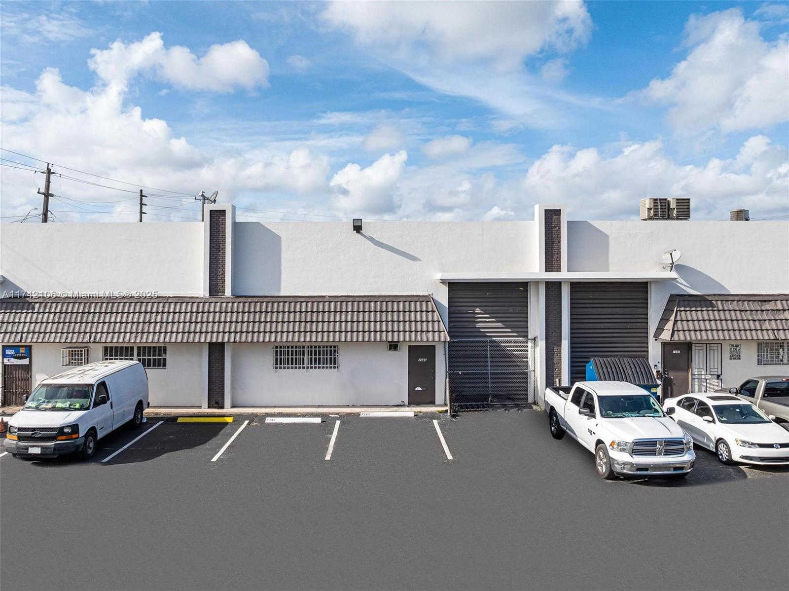 Industrial warehouse available for immediate occupancy. Bay has +/- 20 ft ceilings, a twin-tee roofing system, and 3-phase electric.