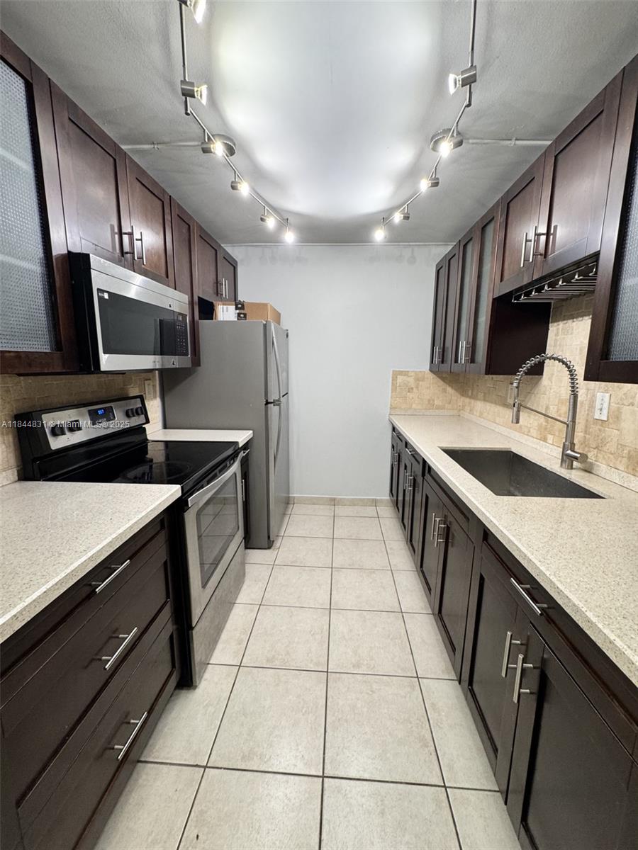 2/2 in Miami Lakes with updated kitchen an bathrooms. Walking distance to Main Street and many other bars an restaurants. 1 assigned parking with plenty of guest parking available.
Water included in the monthly rent. Tennant is responsible for electric and internet. First, last, security deposit to move in.