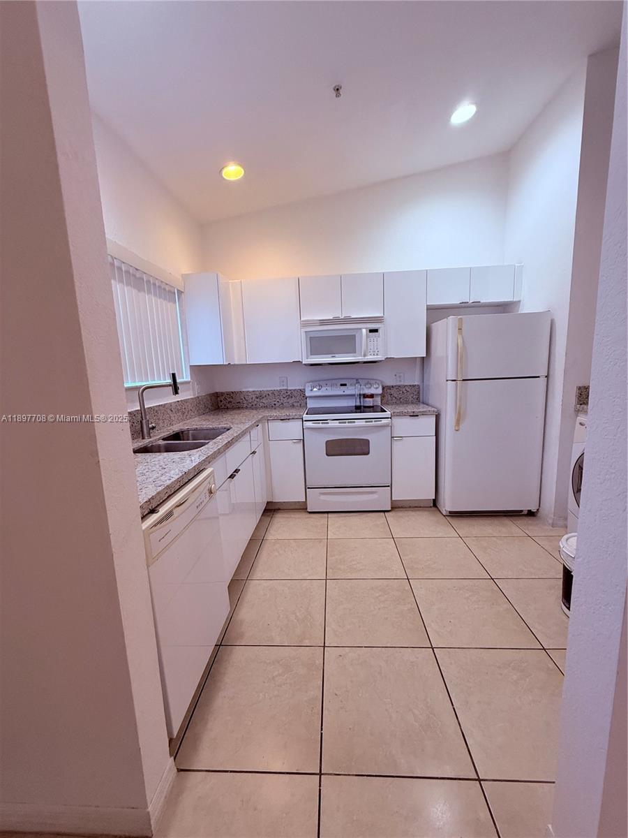 3820 SW 48th Ave E-31, Pembroke Park, FL, 33023/$290,000 1 3820 SW 48th Ave E-31
