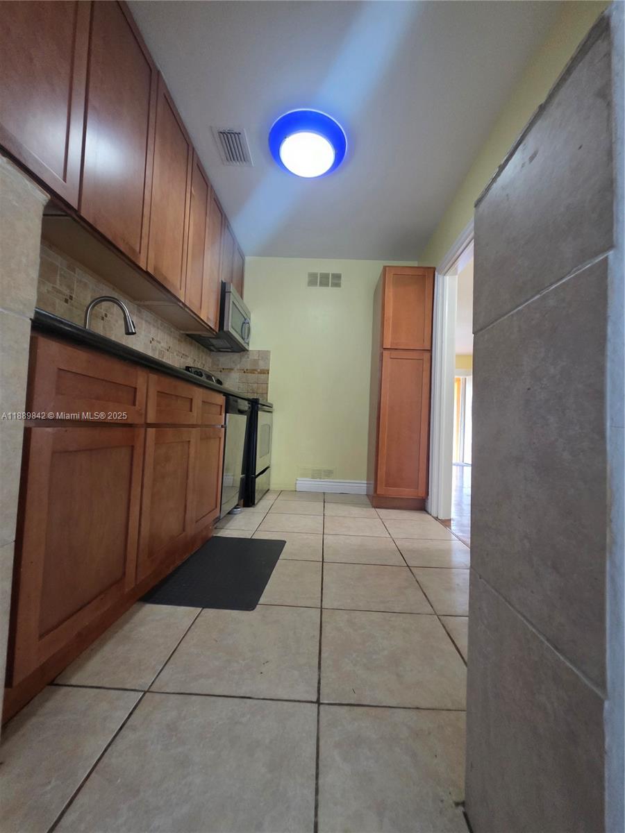 REV PL OF COUNTRY CLUB ES - Residential Lease