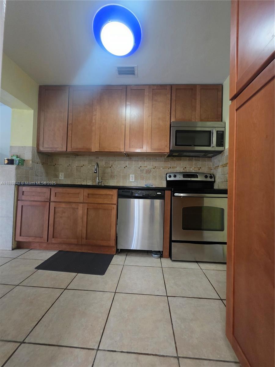 REV PL OF COUNTRY CLUB ES - Residential Lease