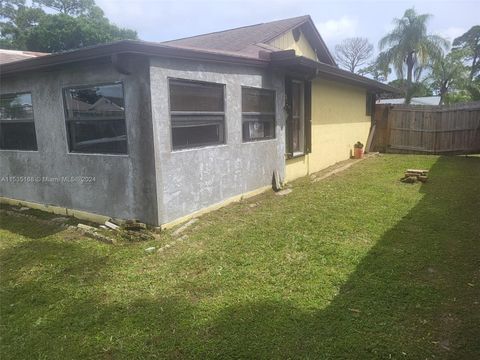 Single Family Residence in Port St. Lucie FL 1552 Ladner St St 7.jpg