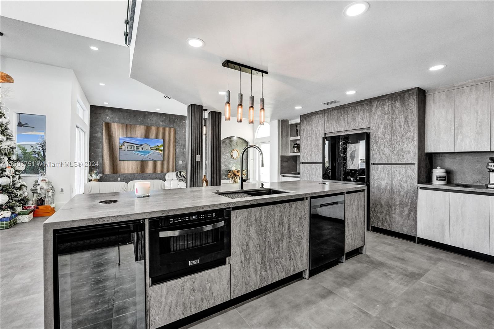 HARBOUR LAKES ESTATES - Residential