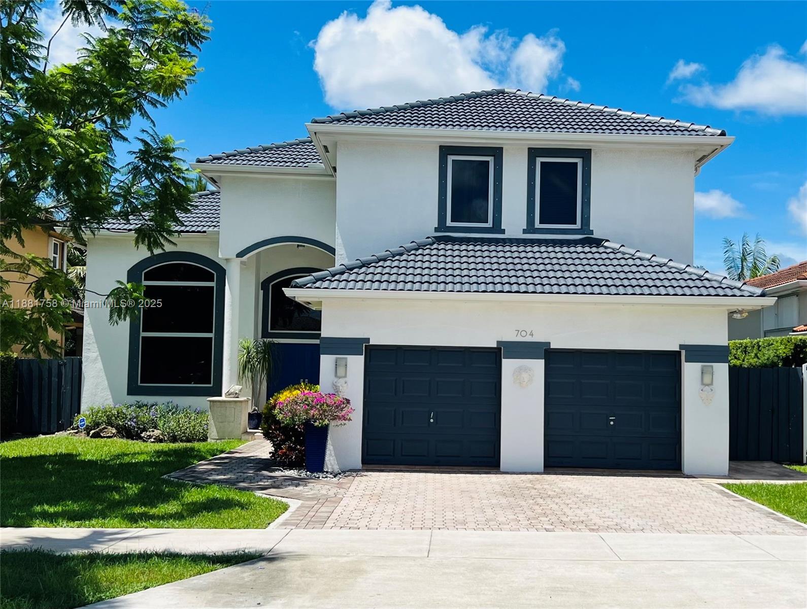 Beautiful 4/3 Two Story Home in Shoma Homes Estates. No HOA. First Floor renovated. Open floor plan, vaulted ceilings, and breakfast nook area. Close to shopping and all Major Highways.