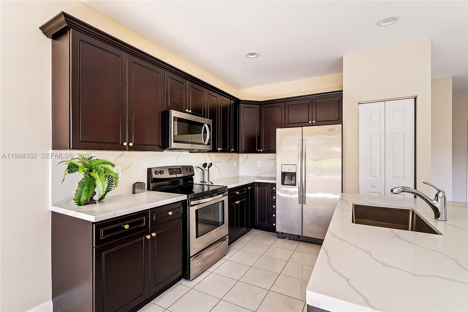 Lake CHARLESTON SHORES - Residential