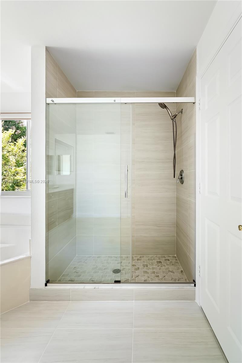 Lake CHARLESTON SHORES - Residential