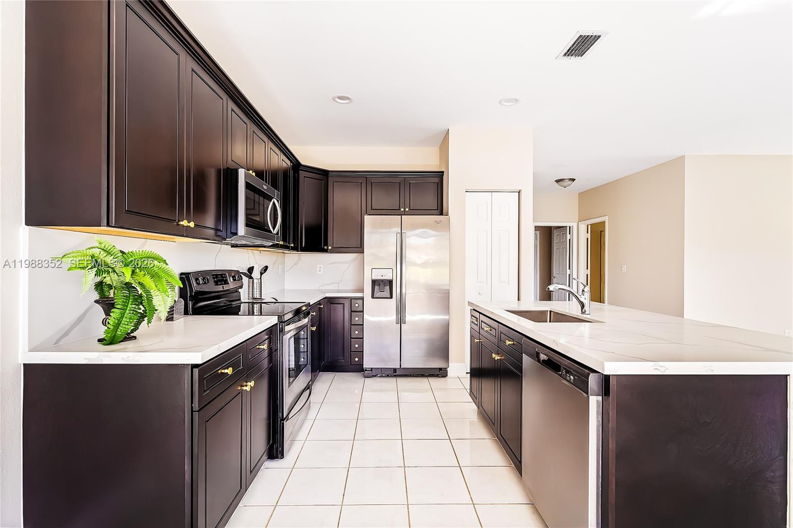 Lake CHARLESTON SHORES - Residential