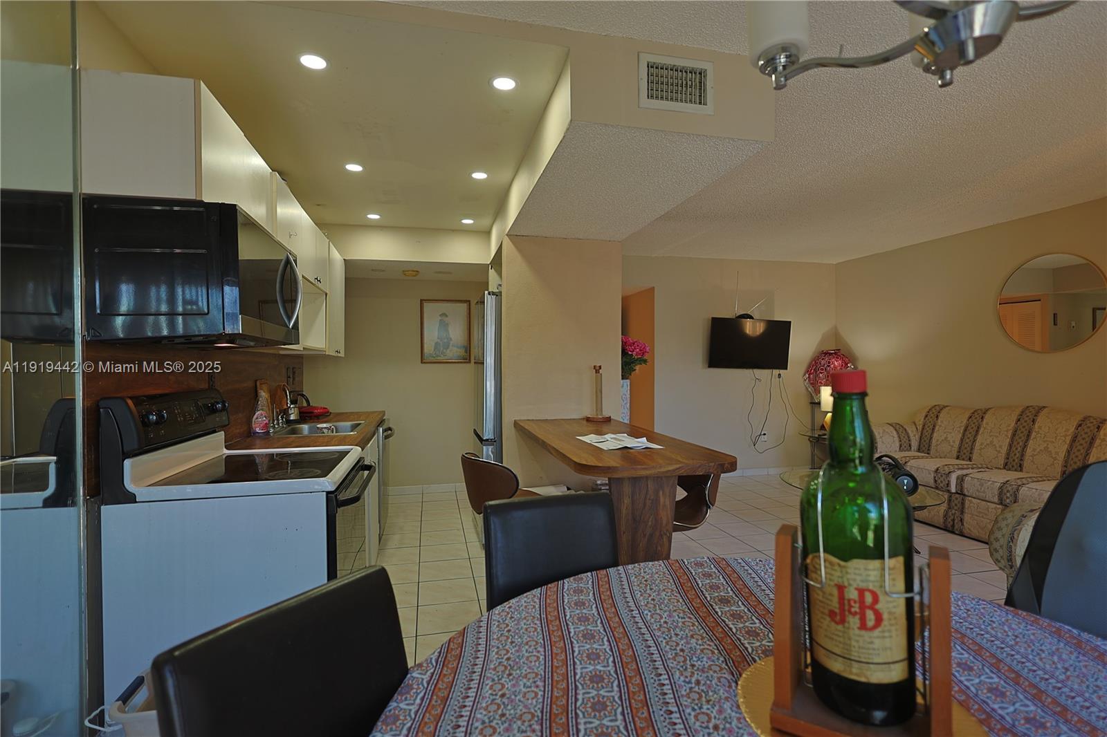 SOUTH WINDS CONDO - Residential