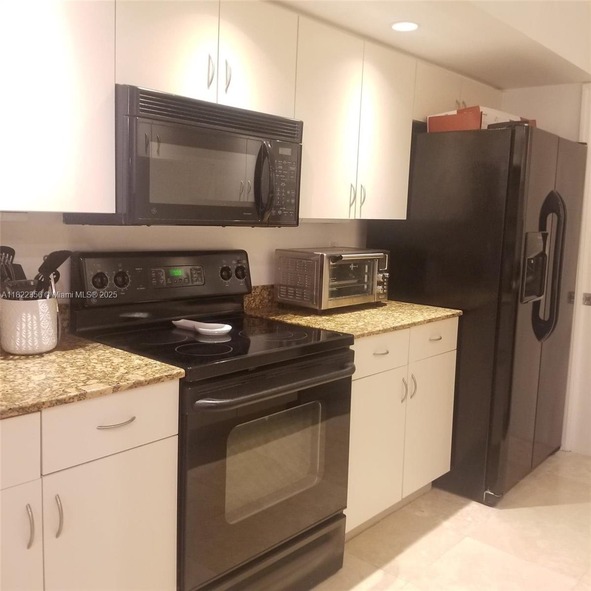 THE COLLINS CONDO - Residential Lease