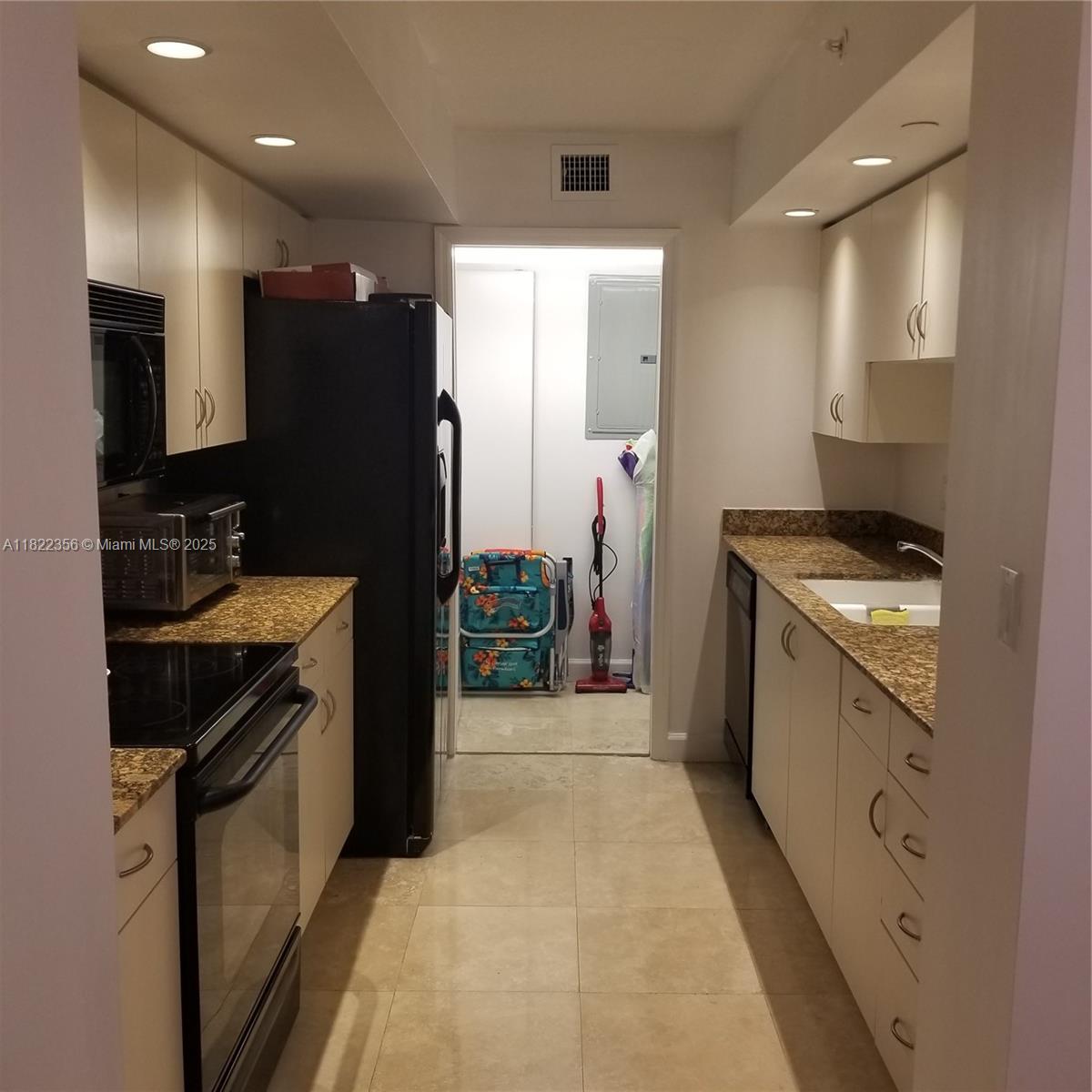 THE COLLINS CONDO - Residential Lease