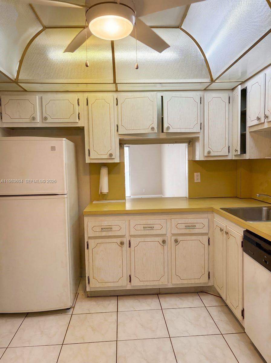 FOURTH GULFSTREAM GARDEN - Residential