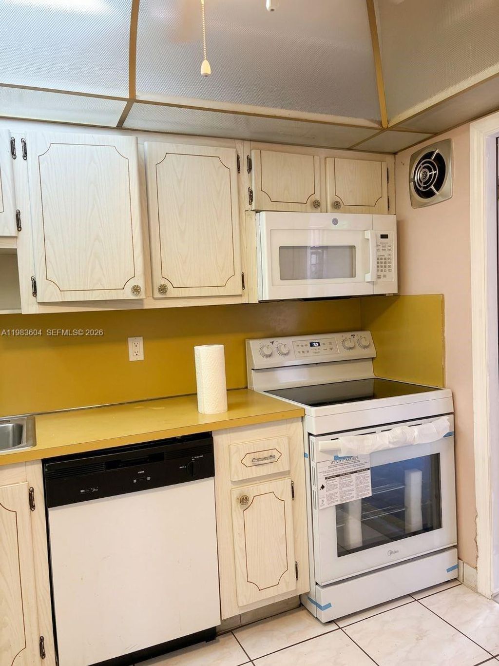 Photo of 410 SE 2nd St #102, Hallandale Beach, FL 33009 (MLS # A11983604)