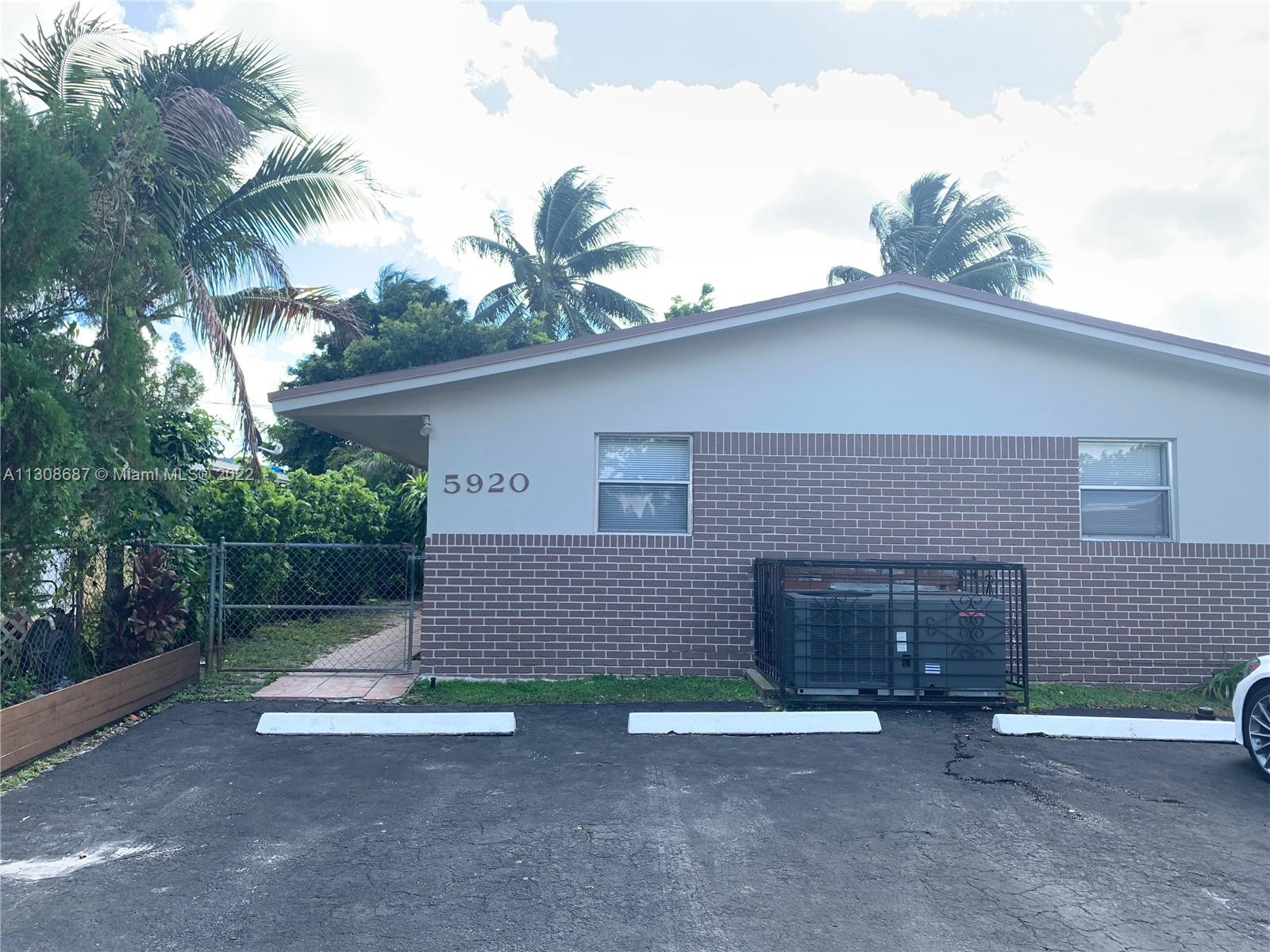 Clean and Fresh 2 bed 1 bath Duplex, central A/C, spacious kitchen, tile floors, freshly painted, screen patio enclosed ,close to highways, shopping and schools, EZ to show.