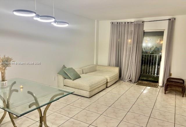 Bright, spacious and a cozy unit, granite counter tops, open kitchen, walking closet, white floor tiles . Perfect central location right next to US-1. short drive to the beach and I -95. Furnished or unfurnished. A must see unit !