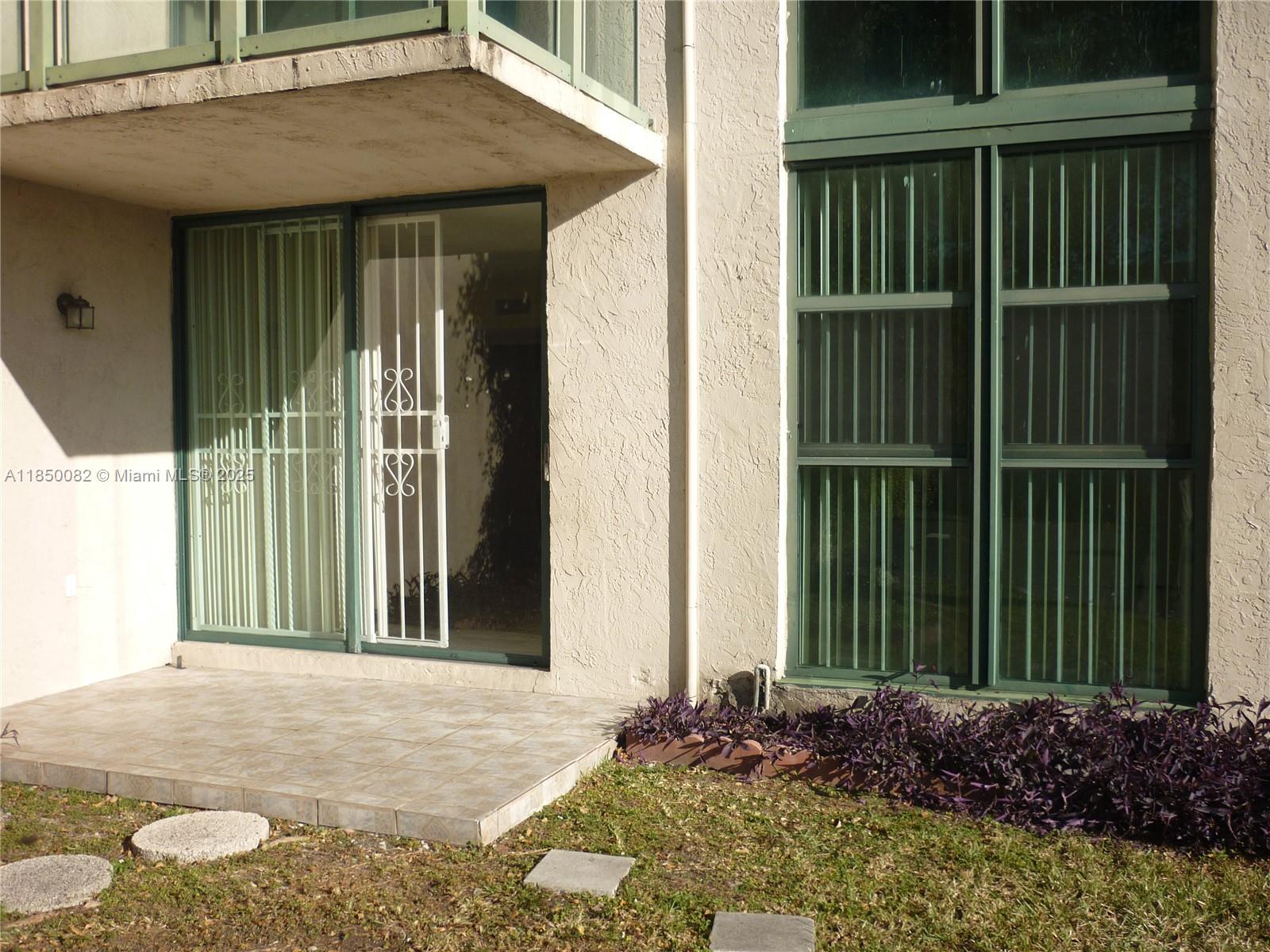 ESPECTACULAR 2 BED-2 BATH ON 1ST. FLOOR, ALL TILED, GRANITE COOUNTER TOPS, HUGE BEDROOMS AND CLOSETS, WASHER AND DRYER.SECURITY PATROL. WATER INCLUDED.