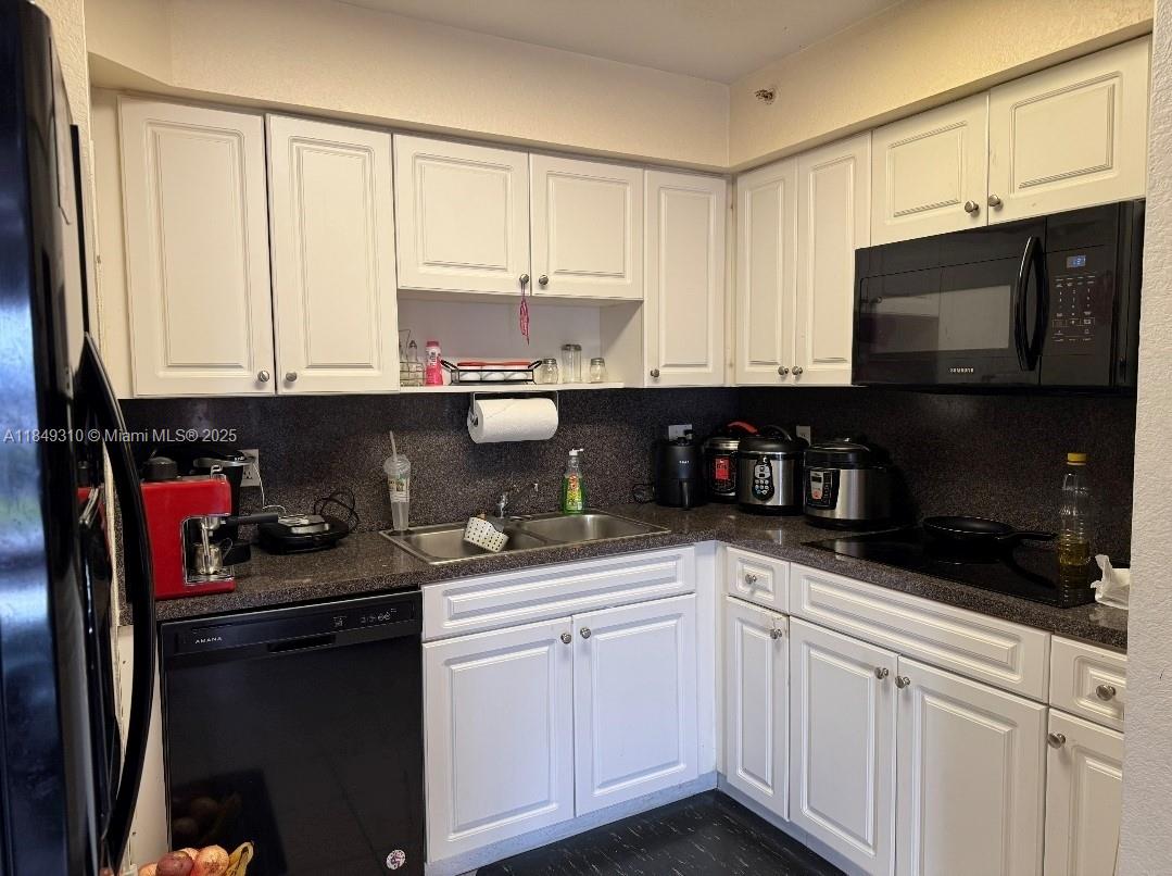 APARTMENT IN HIALEAH FOR RENT. LOCATED CLOSE TO THE AIRPORT AND SHOPPING CENTERS. DONT MISS OUT ON THIS OPPORTUNITY!!! NO PETS. PLEASE TEXT LSITING AGENT FOR SHOWING INSTRUCTIONS.