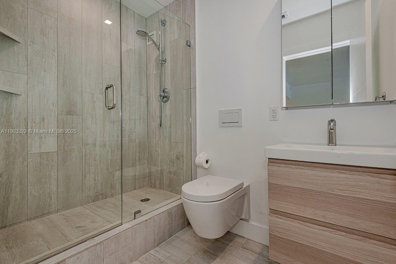 RONEY PALACE CONDO - Residential Lease