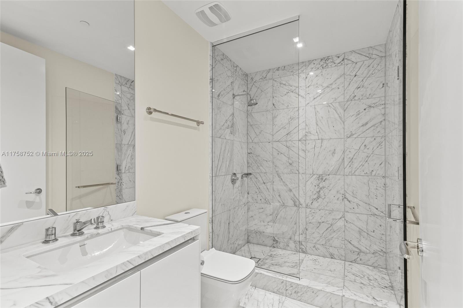 JADE SIGNATURE CONDO - Residential
