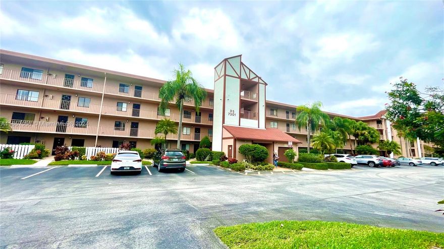 Priced For Quick Sale! This gorgeous unit with a garden view in Huntington Lakes features an open floor plan with elegant tile flooring throughout. The updated kitchen offers plenty of space for your culinary adventures, and the serene screened balcony can be accessed from both the living room and bedroom suite. Huntington Lakes it's an active adult community that caters to all interests and they has completed a multi-million dollar clubhouse renovation with amazing amenities, including tennis courts, saunas, a fitness center, game rooms, heated swimming pool and much more. 
Don’t miss this incredible opportunity! Seller is motivated but not desperate. Let's make an deal.
