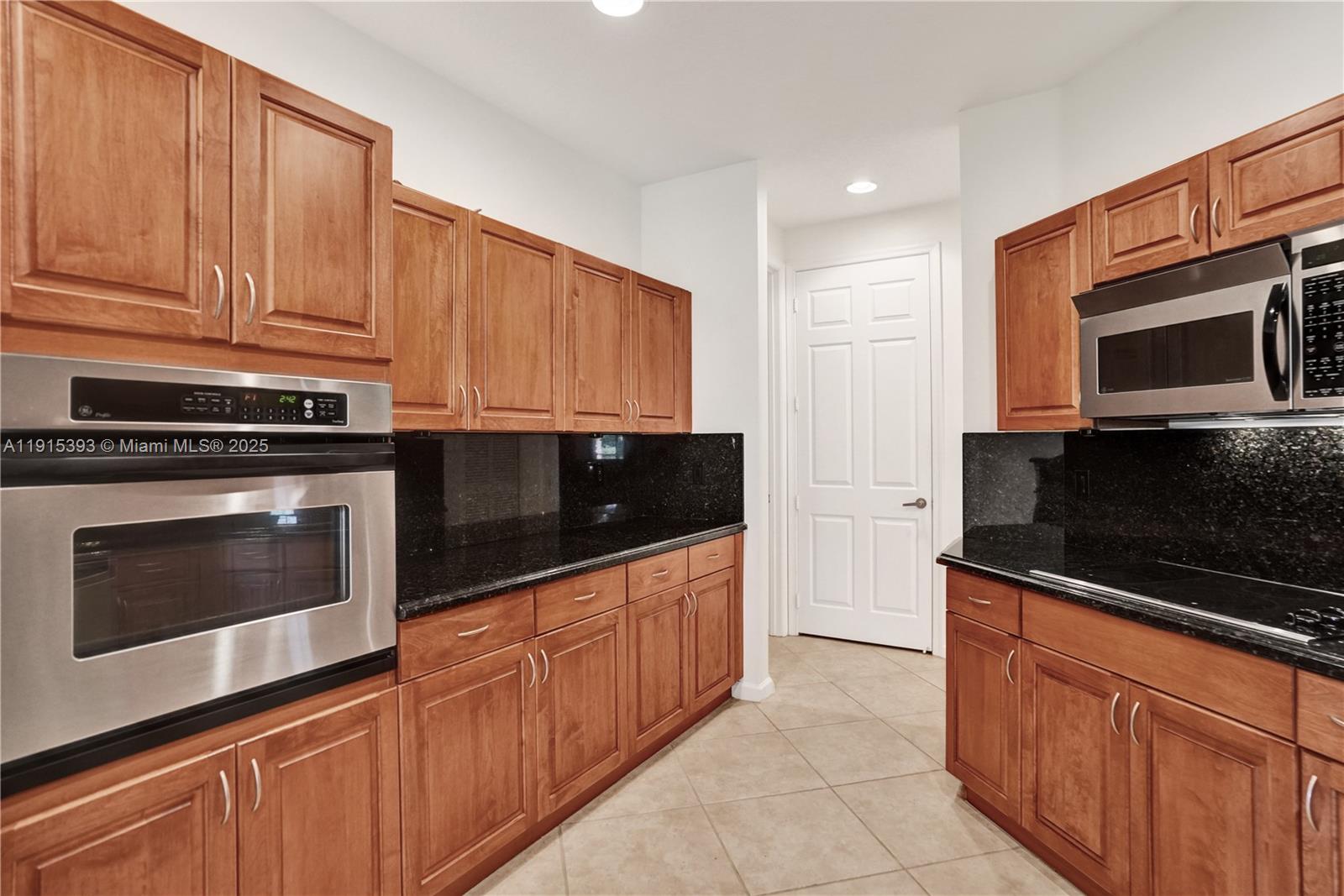 COURTSIDE AT WESTON HILLS - Residential