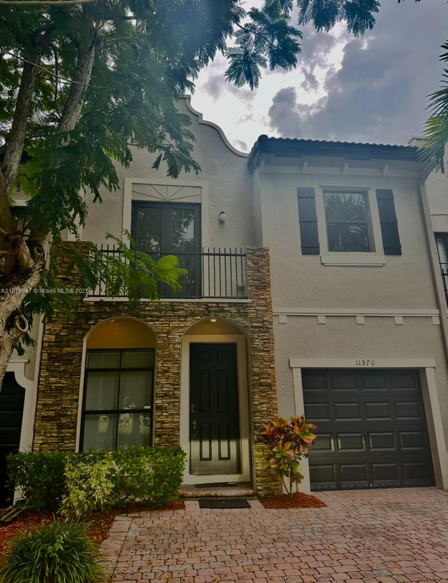Beautiful and spacious townhouse, 4/3.5 one car garage. 2 of the 4 bedrooms has a private bathroom.
Community has and amazing club house with kids water park and a super gym. Townhouse has a small pool on patio, perfect for a get together or kids entertainment.