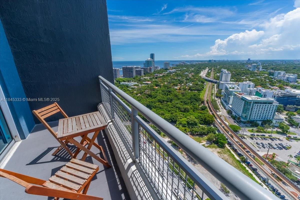 Live in one of Miami’s most desirable neighborhoods—Brickell—where city life meets convenience and sophistication. This two-story loft-style condo offers soaring ceilings and wide open west-facing views that fill the space with natural light and showcase spectacular sunsets over the city skyline. The modern kitchen is equipped with sleek stainless steel appliances, perfect for cooking and entertaining.Enjoy building amenities, including a resort-style pool on the 11th floor, a sundeck with BBQ area and whirlpool spa. Host guests in the stylish residents' lounge, hold meetings in the on-site conference room, or stay fit in the state-of-the-art gym.
Contact us today if you're looking for a vibrant primary residence or an investment in one of Miami’s hottest districts.