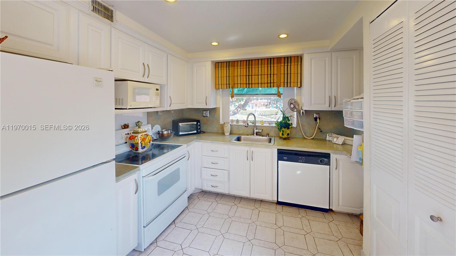 SUNRISE LAKES 136 CONDO - Residential