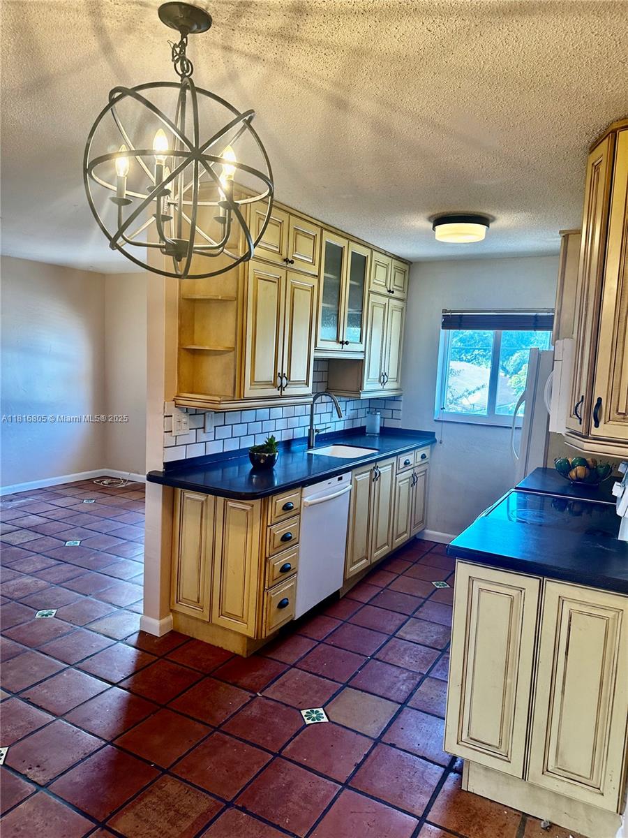 VERY COZY APARTMENT LOCATED IN A VERY QUIET & WELL-KEPT BUILDING IN EAST HOLLYWOOD. MINUTES AWAY FROM HOLLYWOOD DOWNTOWN, BEACH, I95, STORES, BANKS, ETC. THE UNIT HAS MEXIICAN TILE, THOMASVILLE KITCHEN APPLIANCES, JACUZZI. EASY CONDO APPROVAL! AGENT/OWNER