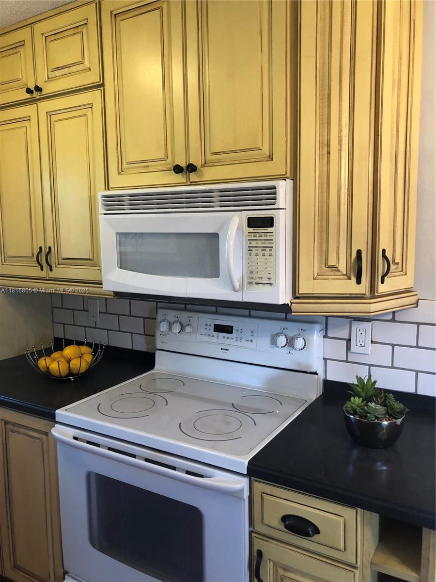 Rental Property at 1733 Mayo St 7, Hollywood, Broward County, Florida - Bedrooms: 1 
Bathrooms: 1  - $1,600 MO.