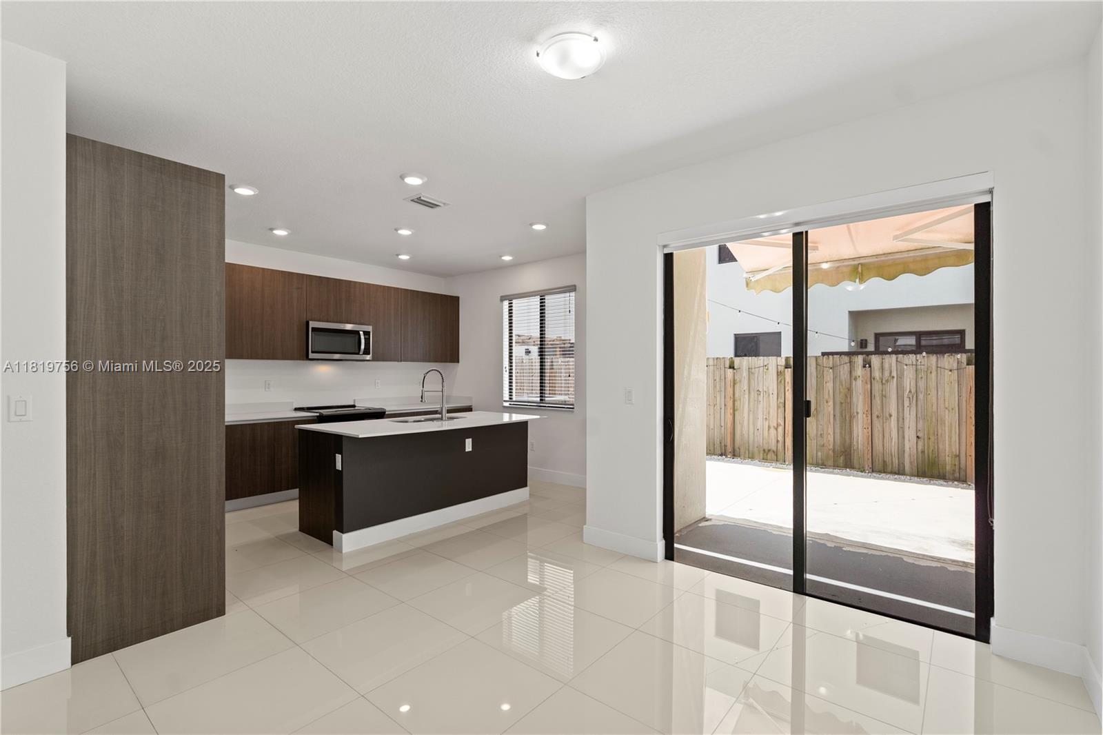 535 Sw 91st Pl, Miami, Broward County, Florida - 4 Bedrooms  
4 Bathrooms - 