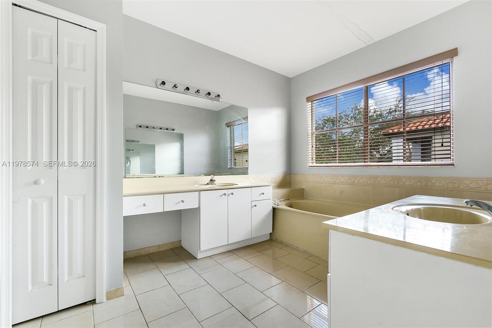 ANCHORAGE AT MIAMI LAKES - Residential