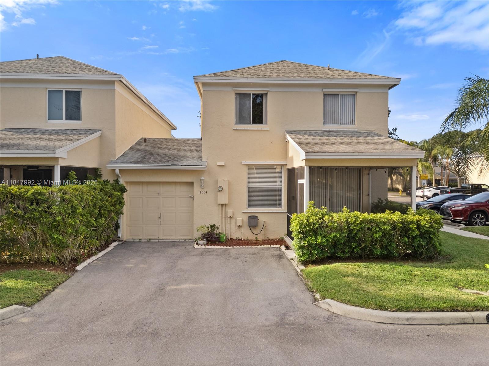 FANTASTIC 3/2.5/1 TOWNHOUSE IN DESIRABLE CAPTIVA LOCATION! SCREENED AND TILED PATIO UPGRADED KITCHEN, WOOD AND TILE FLOORS! MBR HAS VAULTED CEILING AND LARGE WALK IN CLOSET! CORNER UNIT! LARGEST MODEL!