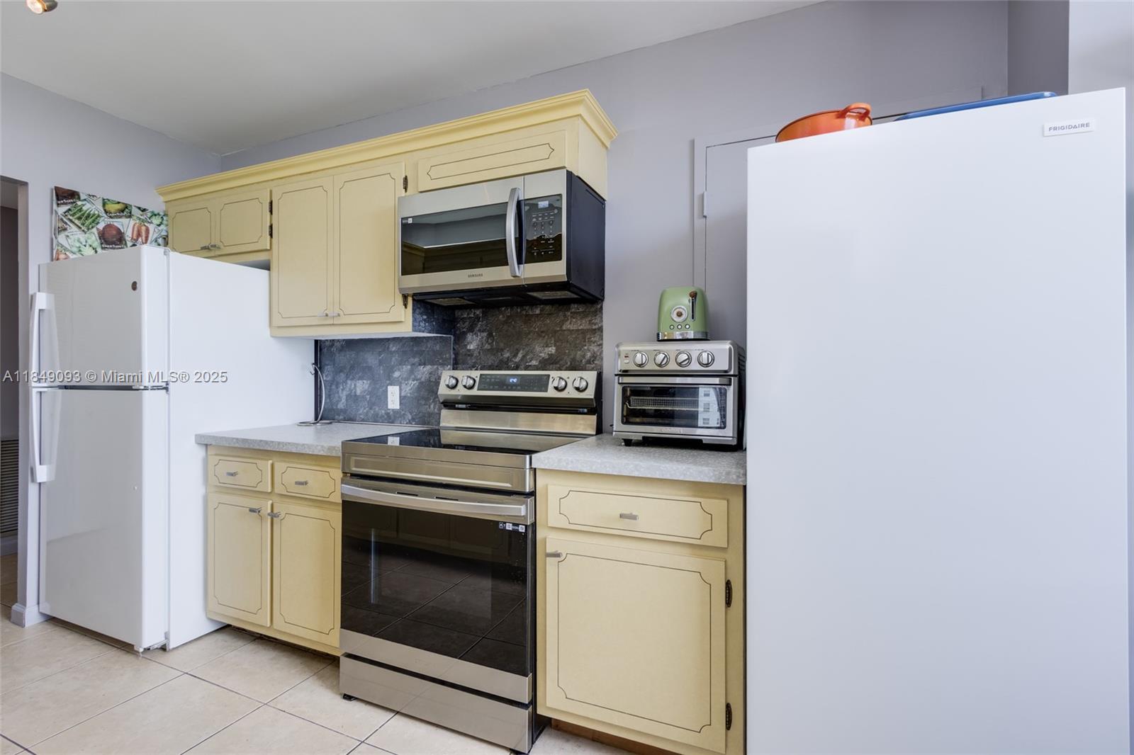 HILLCREST EAST NO 23 COND - Residential