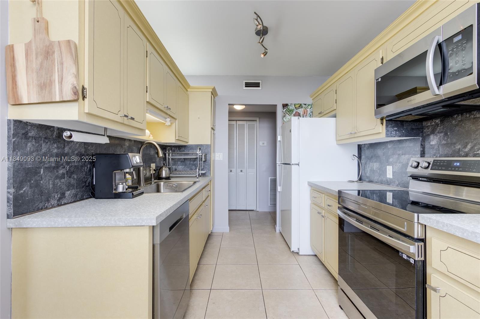 HILLCREST EAST NO 23 COND - Residential