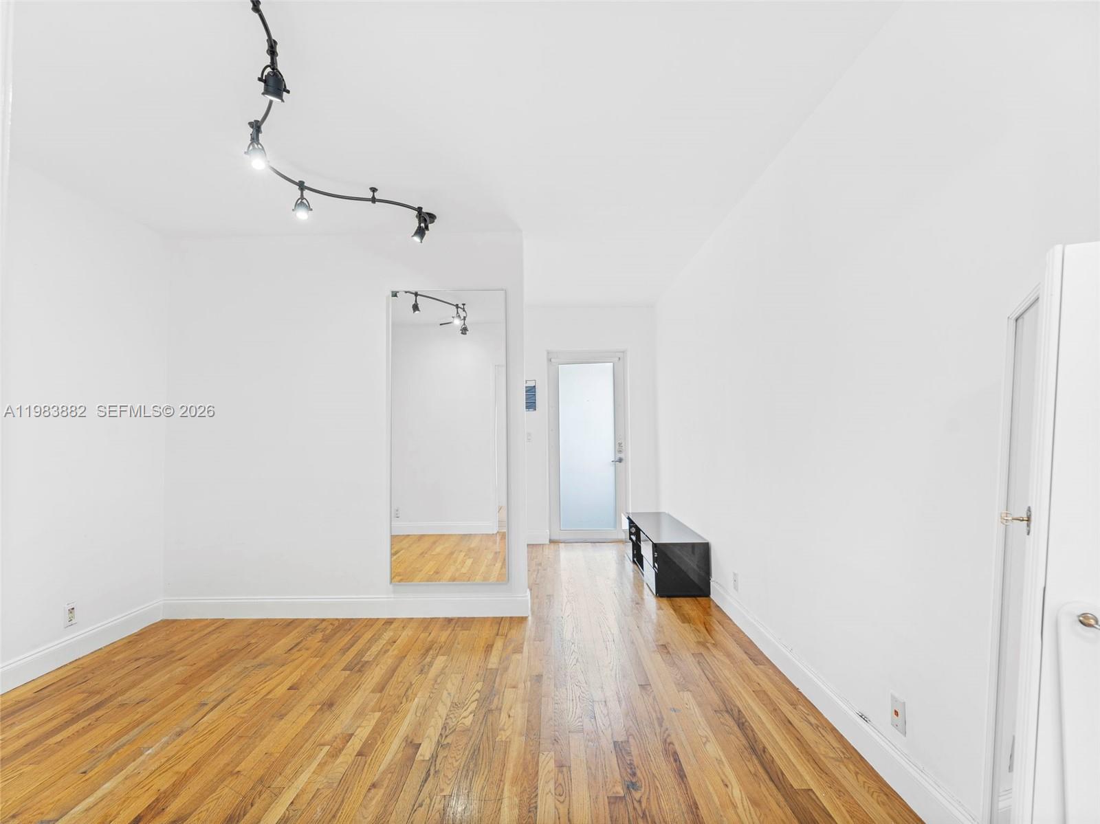 BASE01 CONDO - Residential
