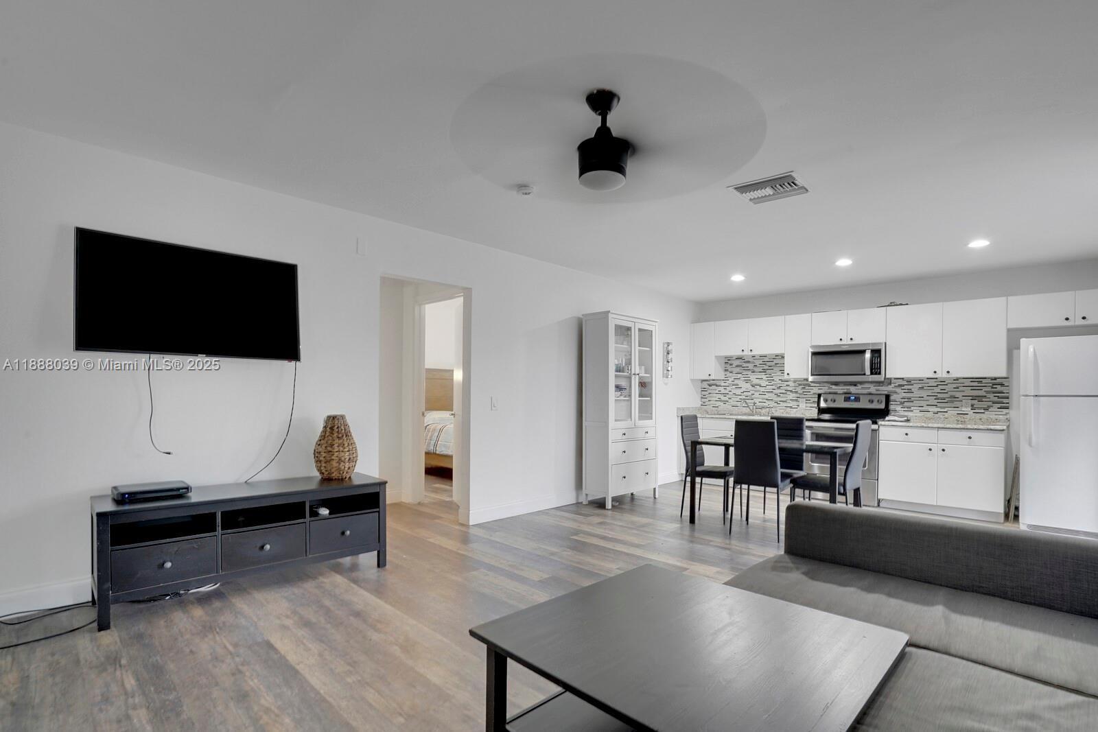 PALM BEACH POINT EAST - Residential