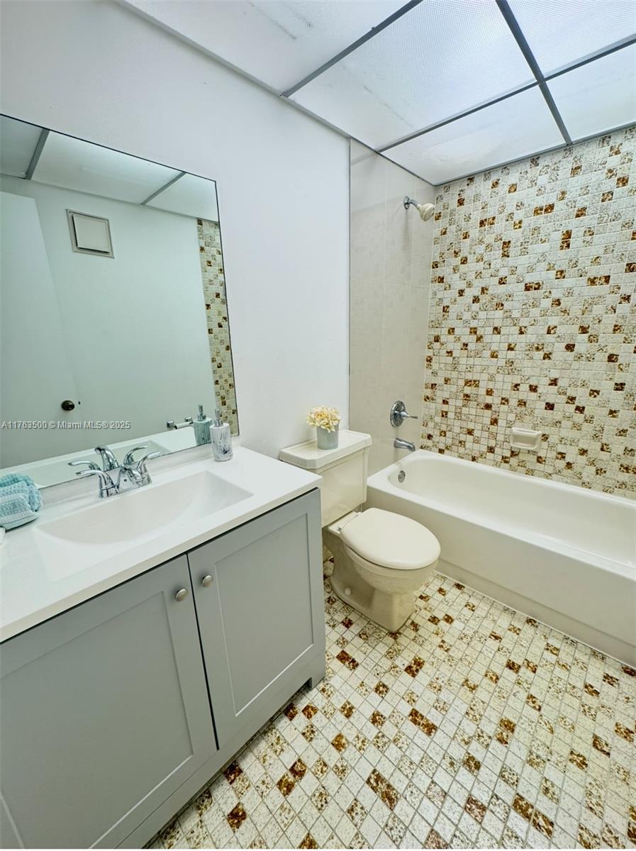 HORIZONS WEST CONDO #4 - Residential