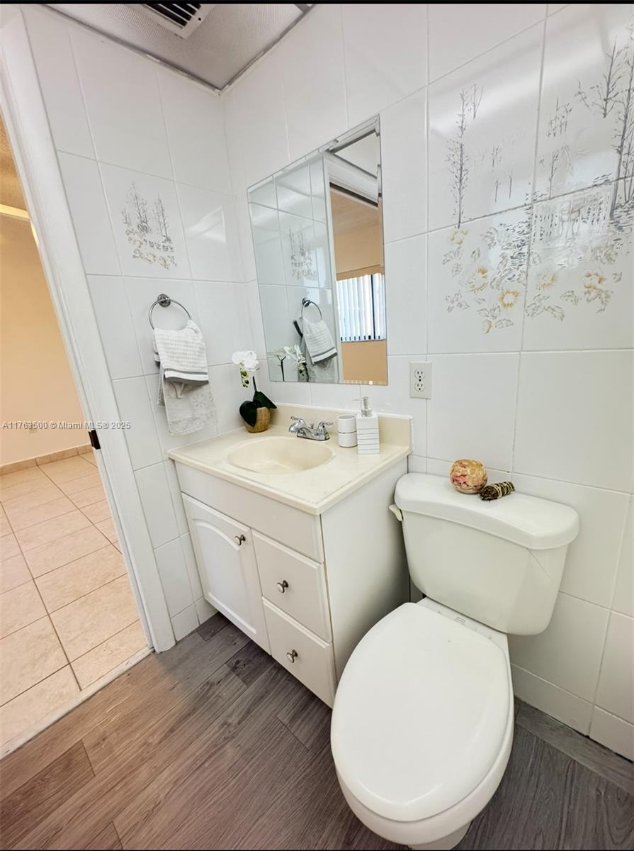 HORIZONS WEST CONDO #4 - Residential