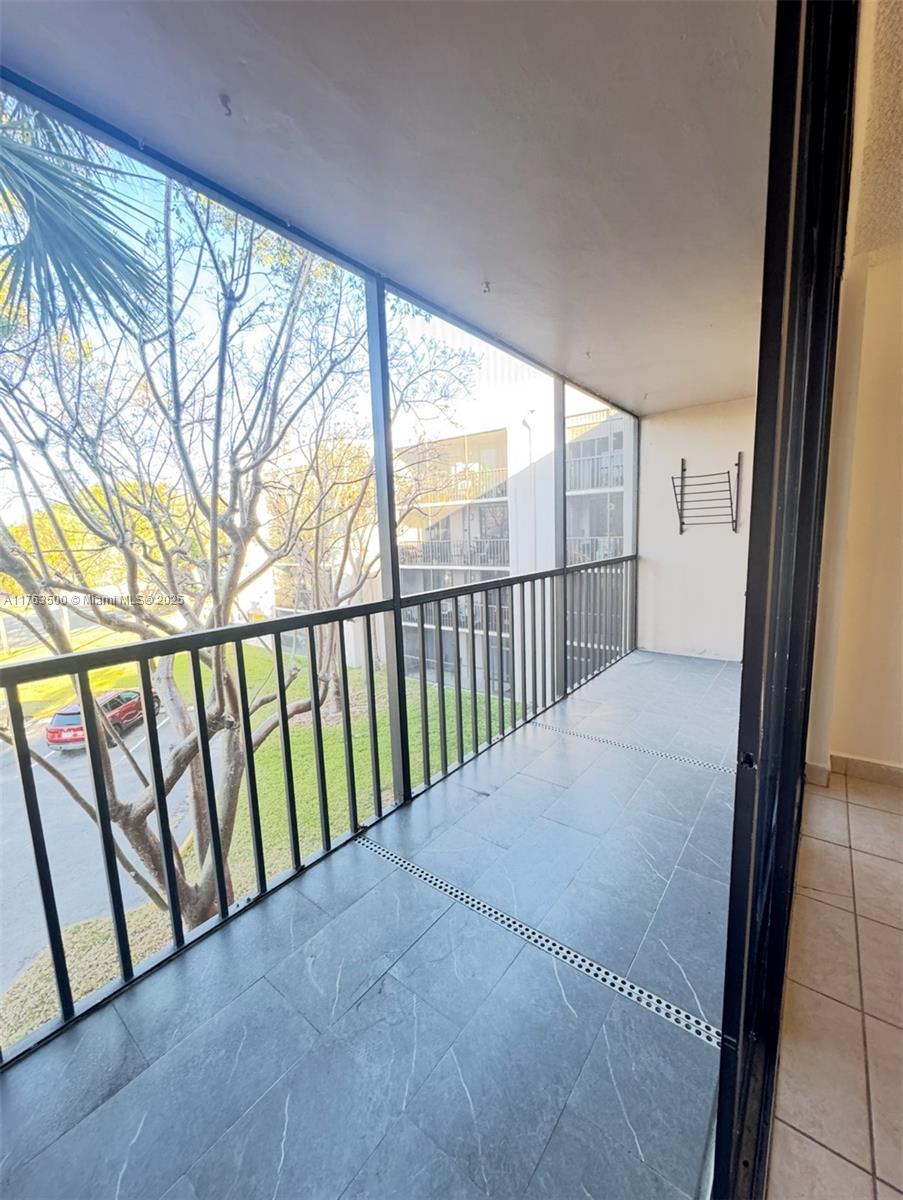 HORIZONS WEST CONDO #4 - Residential