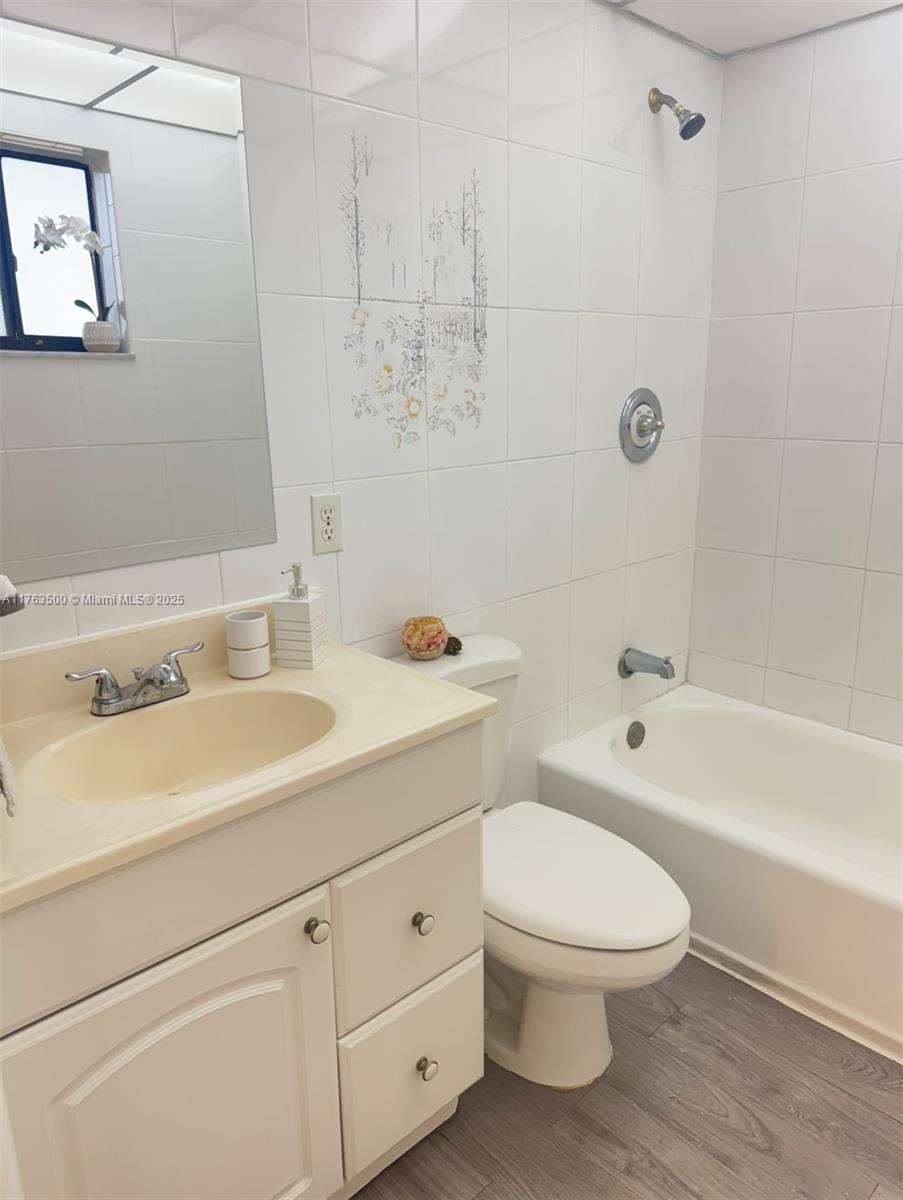 HORIZONS WEST CONDO #4 - Residential