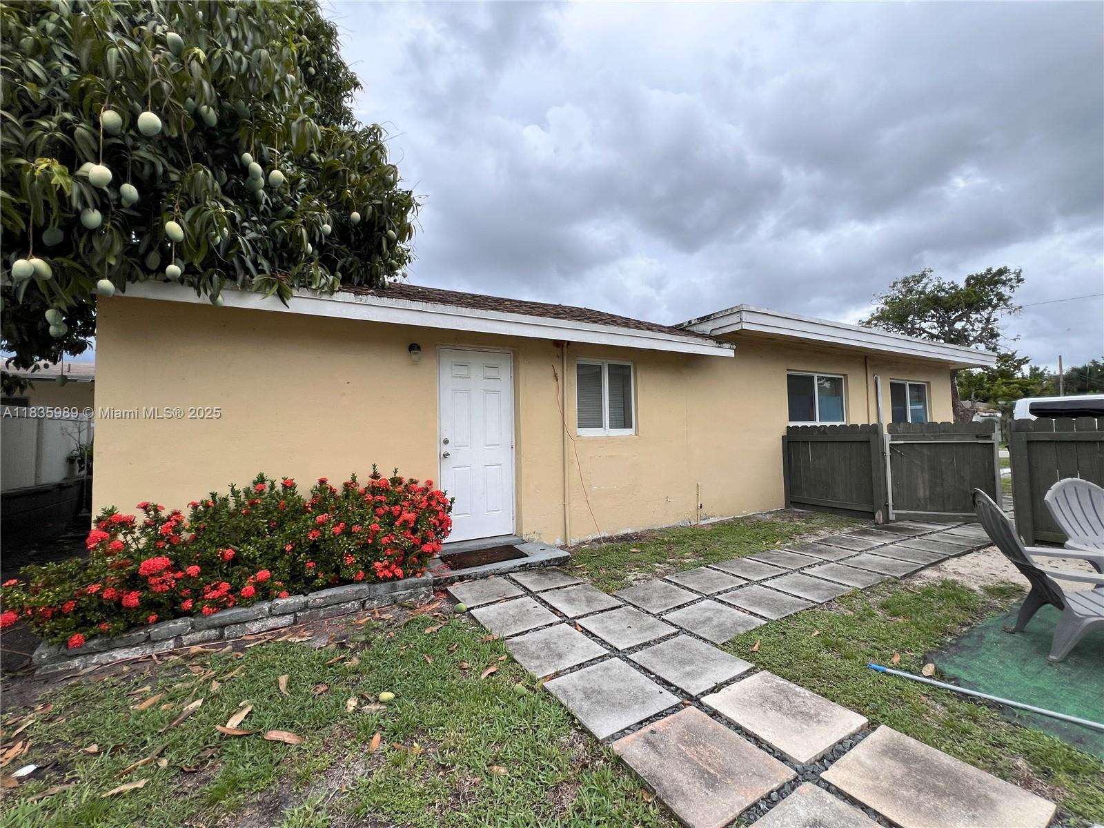 HOLLYWOOD LITTLE RANCHES - Residential Income