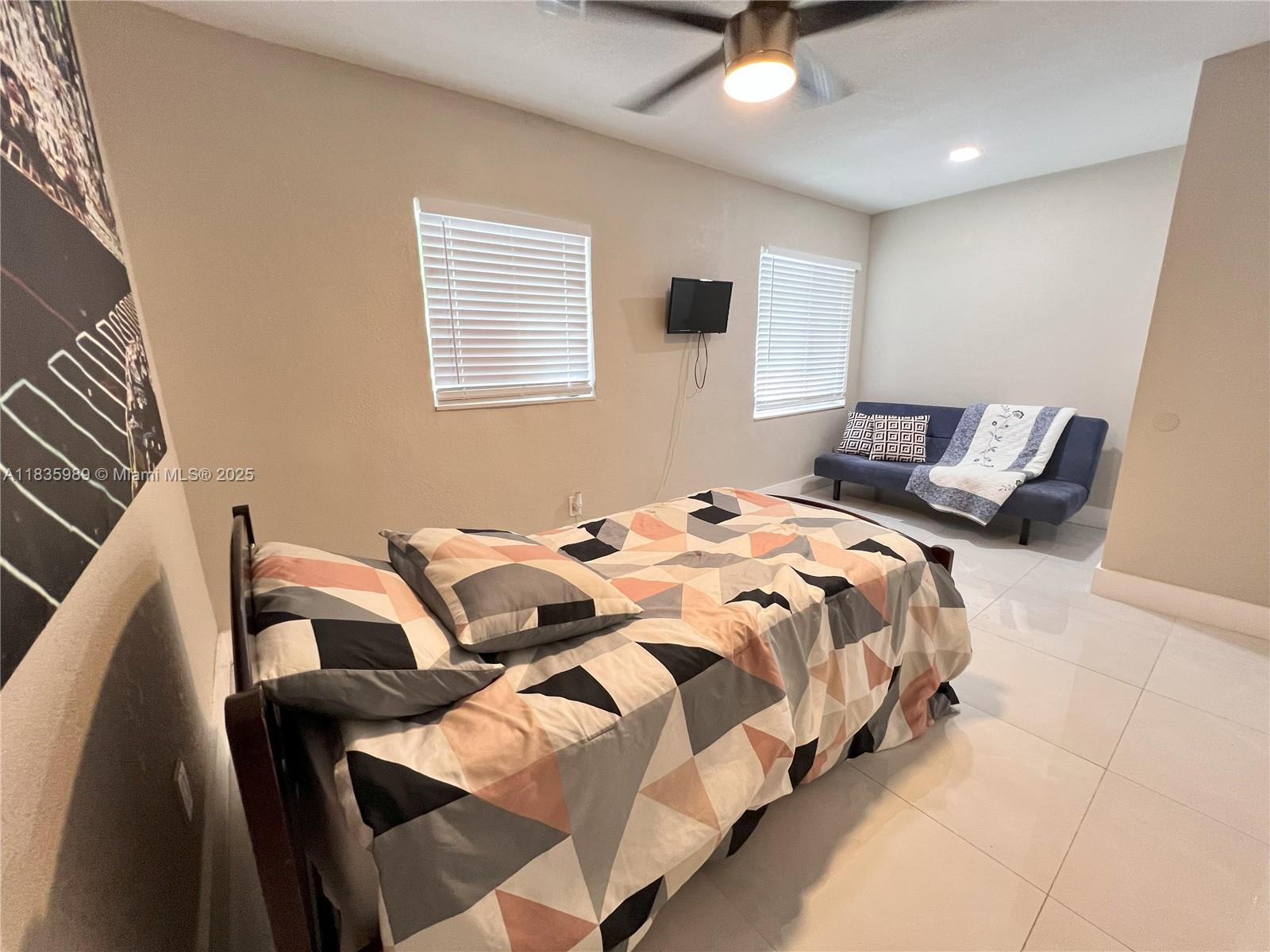 HOLLYWOOD LITTLE RANCHES - Residential Income