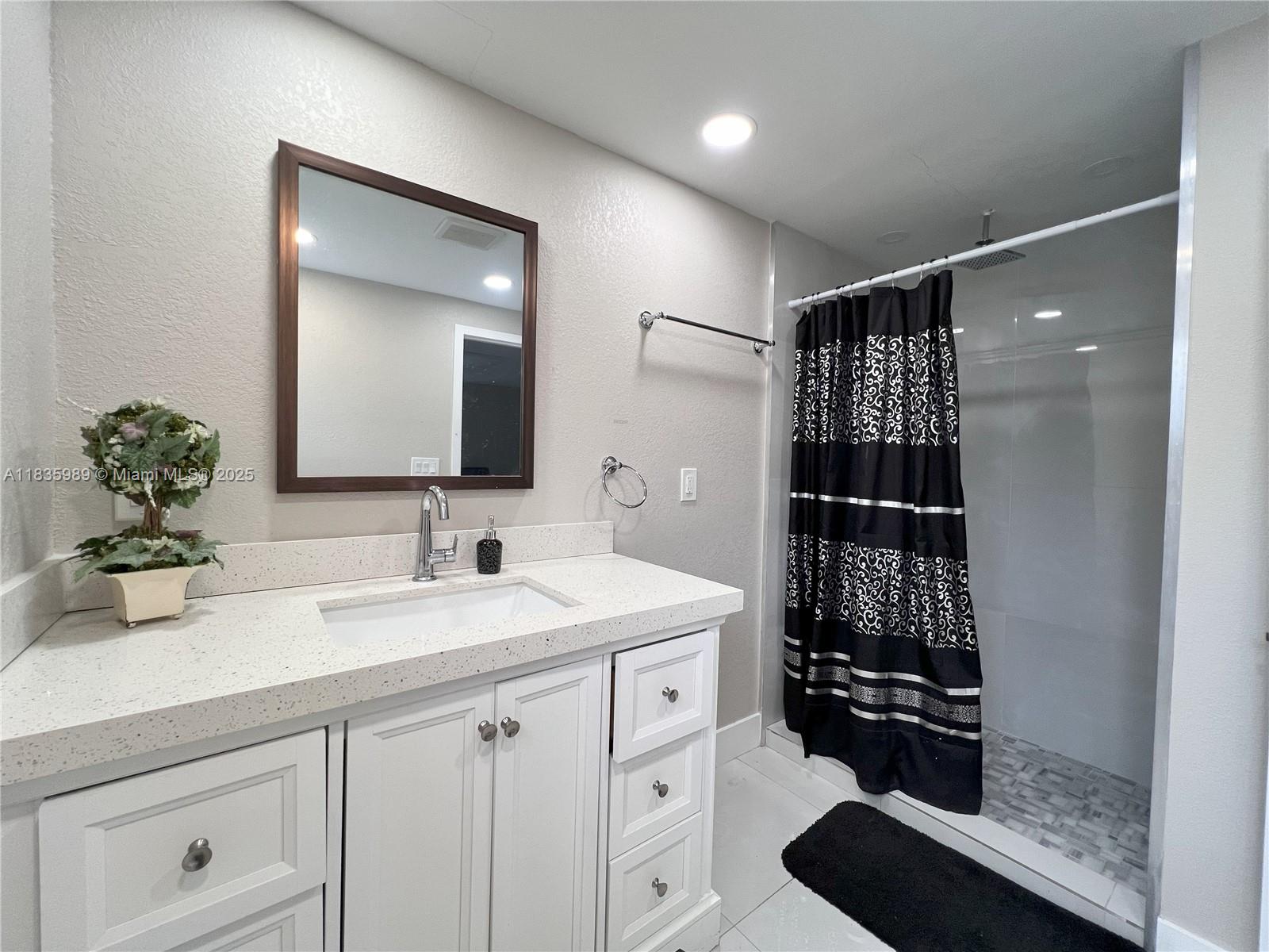 HOLLYWOOD LITTLE RANCHES - Residential Income